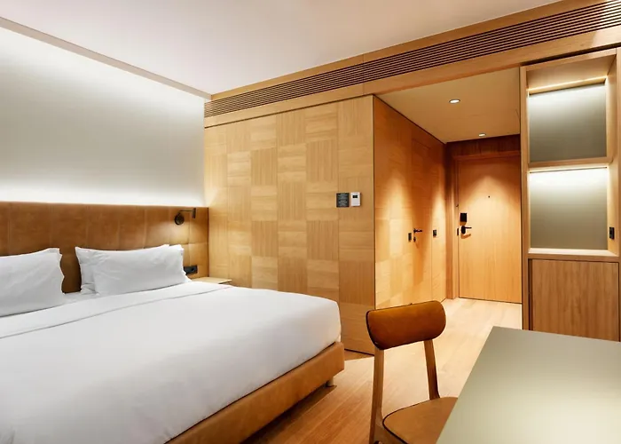 Four Points By Sheraton Mons מלון 4*