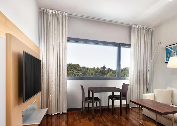 Four Points By Sheraton Mons מלון 4*