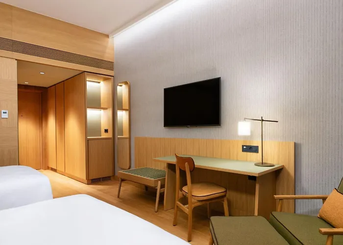 Four Points By Sheraton Mons מלון