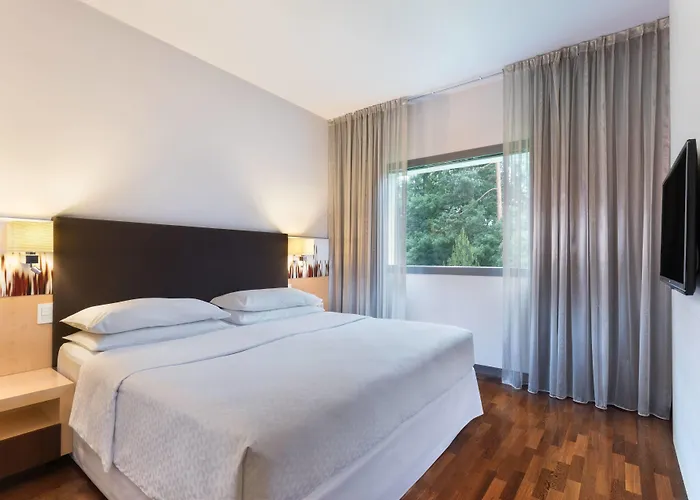 Four Points By Sheraton Mons מלון